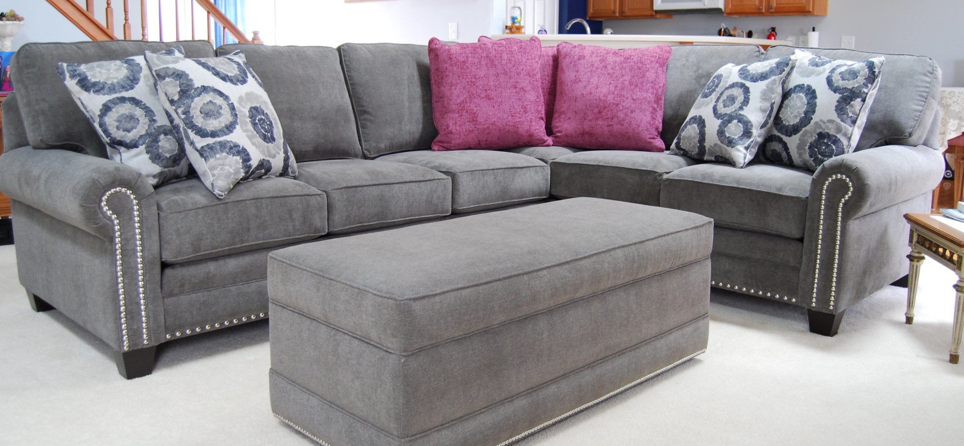 Серый диван с деревянными ножками идеально подойдет для интерьера современной гостиной