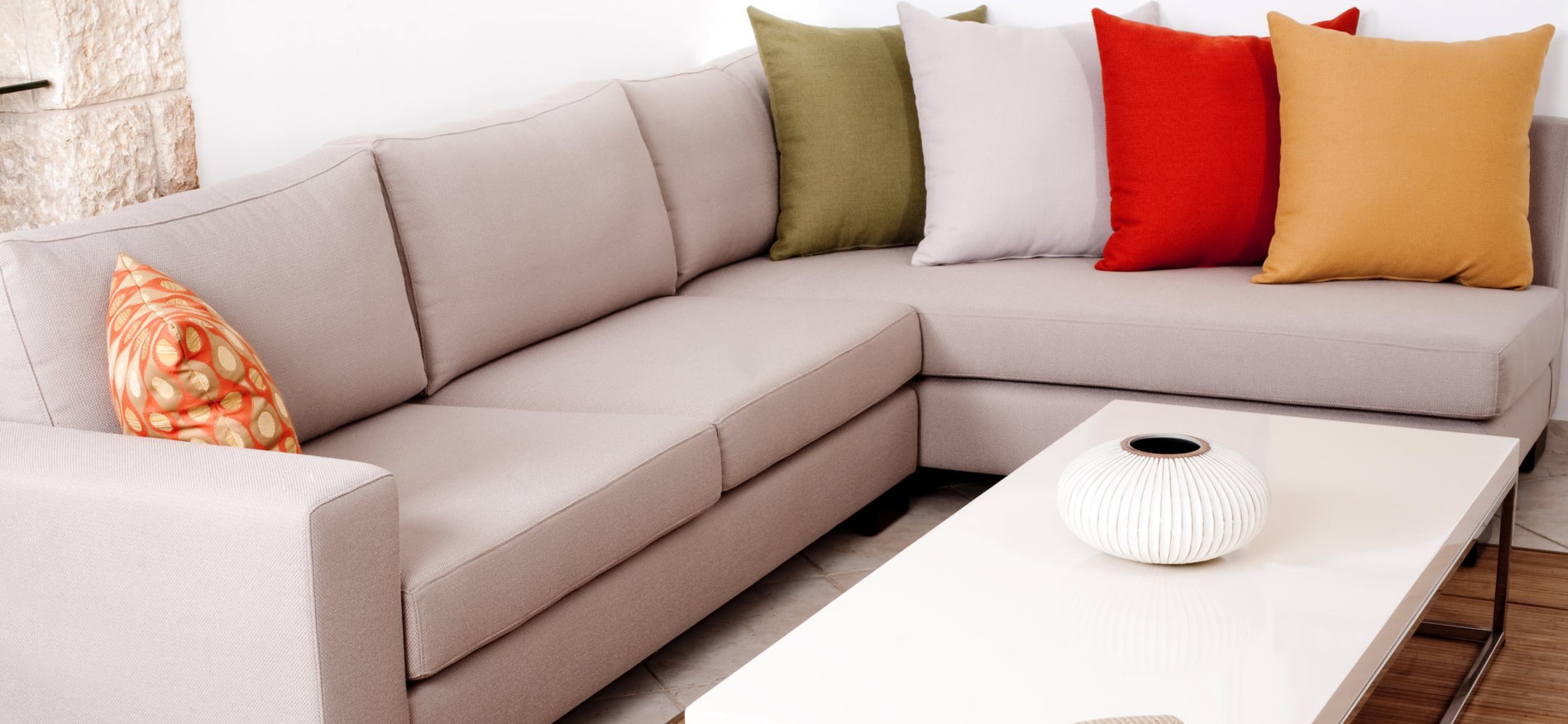 Цветные декоративные подушки идеально дополняют светлый диван