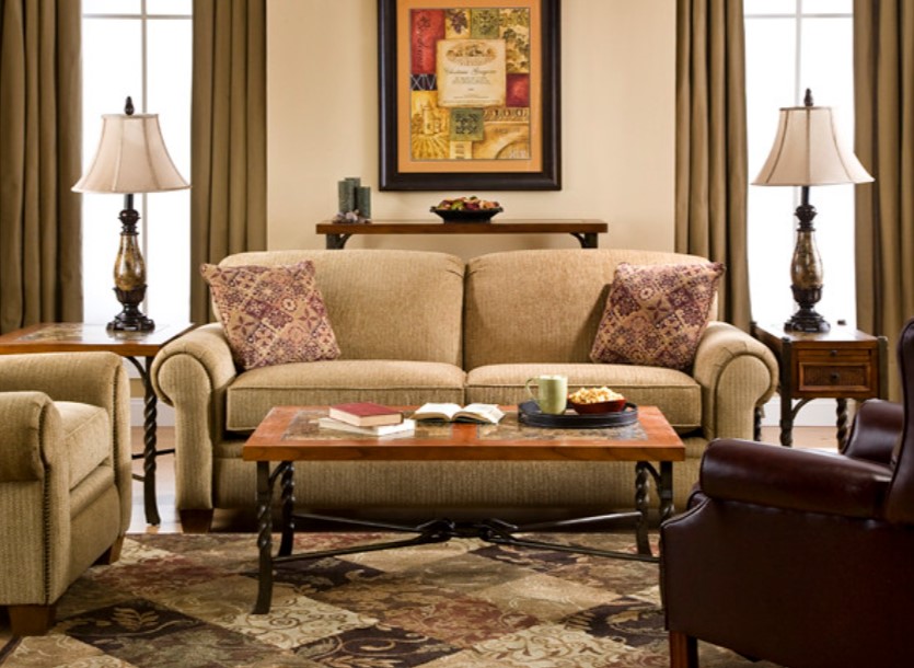 Бежевый диван прекрасно дополнит классический интерьер гостиной