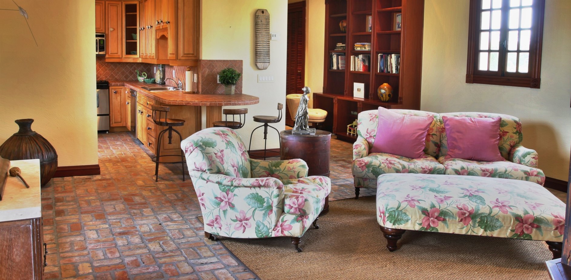 Обивка мягкой мебели с цветочным рисунком идеально подойдет для гостиной в стиле прованс