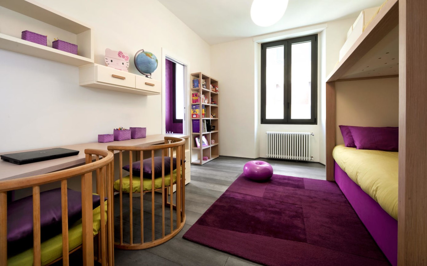 Фиолетовые акценты в комнате для двух детей