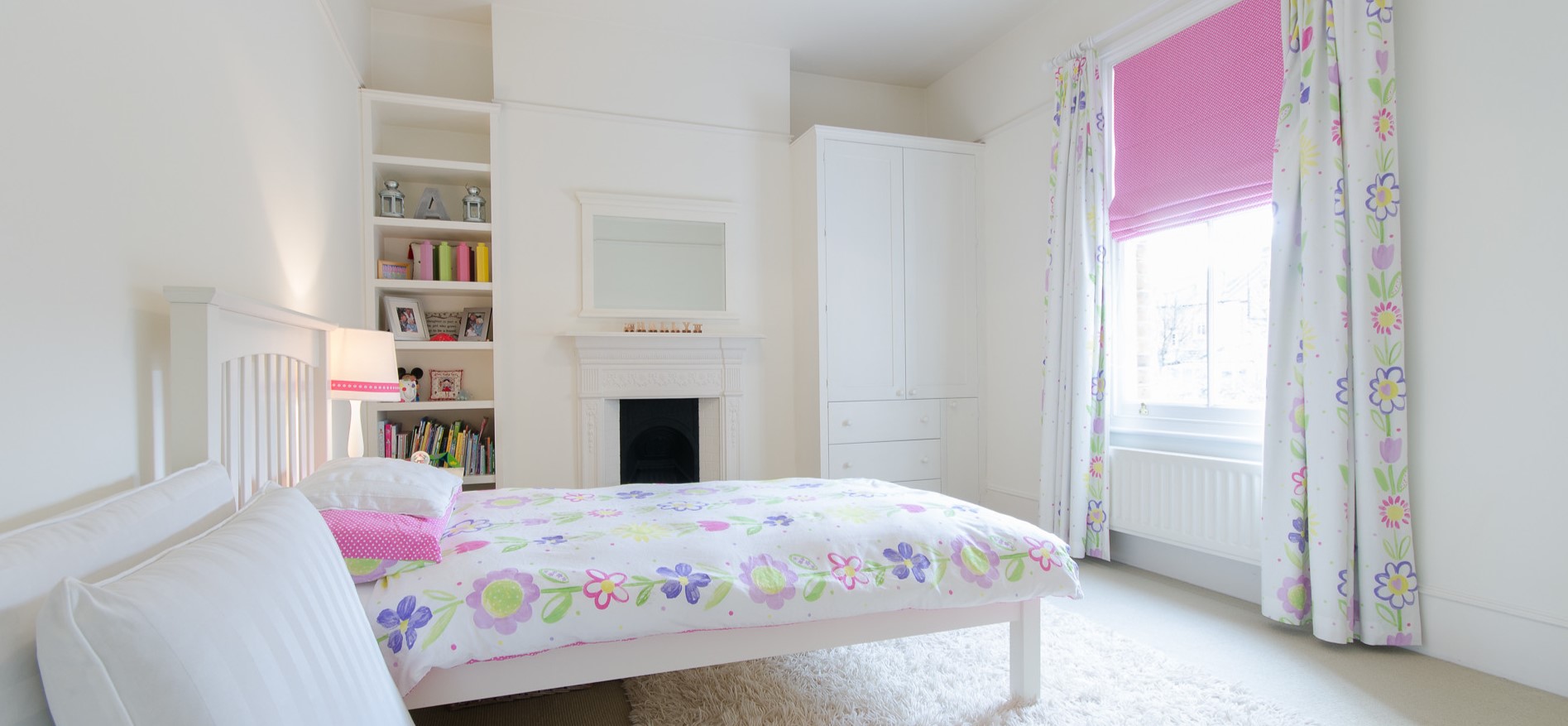 В комнате для девочки можно использовать цветочные рисунки и розовые акценты