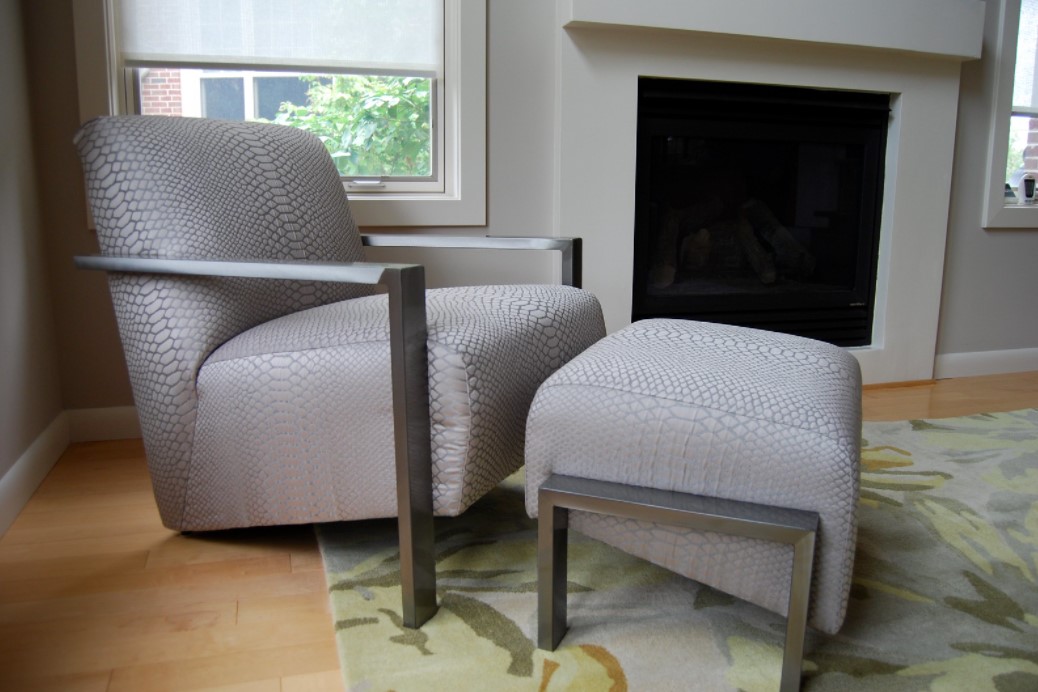 Кресло и пуф с металлическими ножками можно поставить возле камина в гостиной