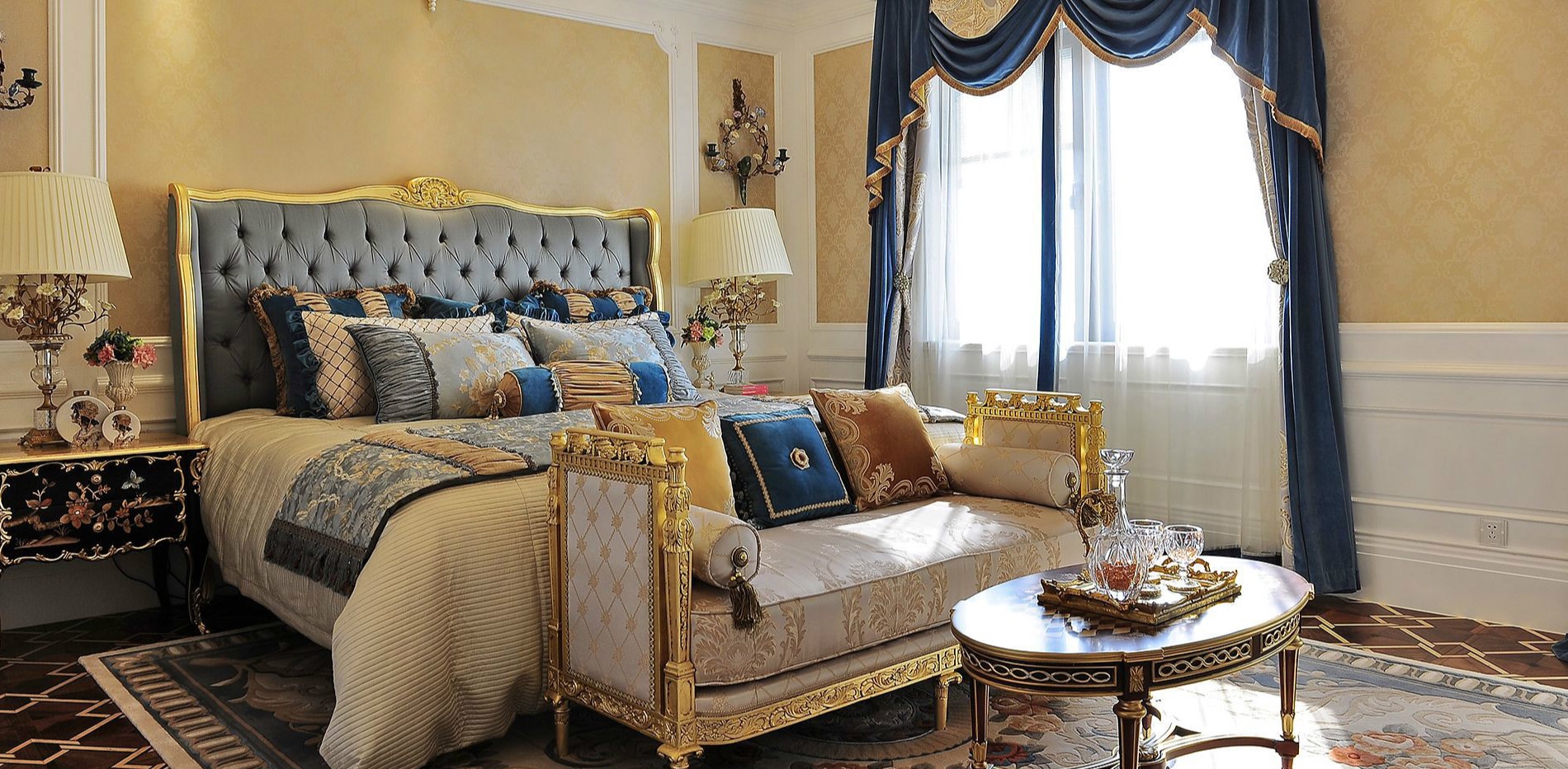 Роскошное постельное белье и шторы отлично сочетаются с мебелью дворцовом стиле