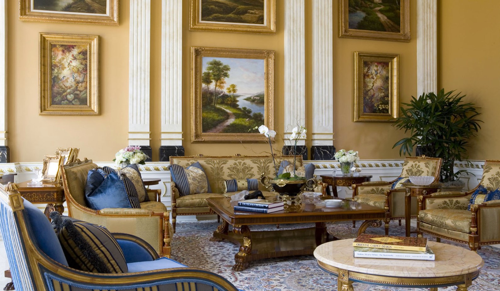 Мебель с резным декором и орнаментами прекрасно дополнит интерьер гостиной в стиле барокко