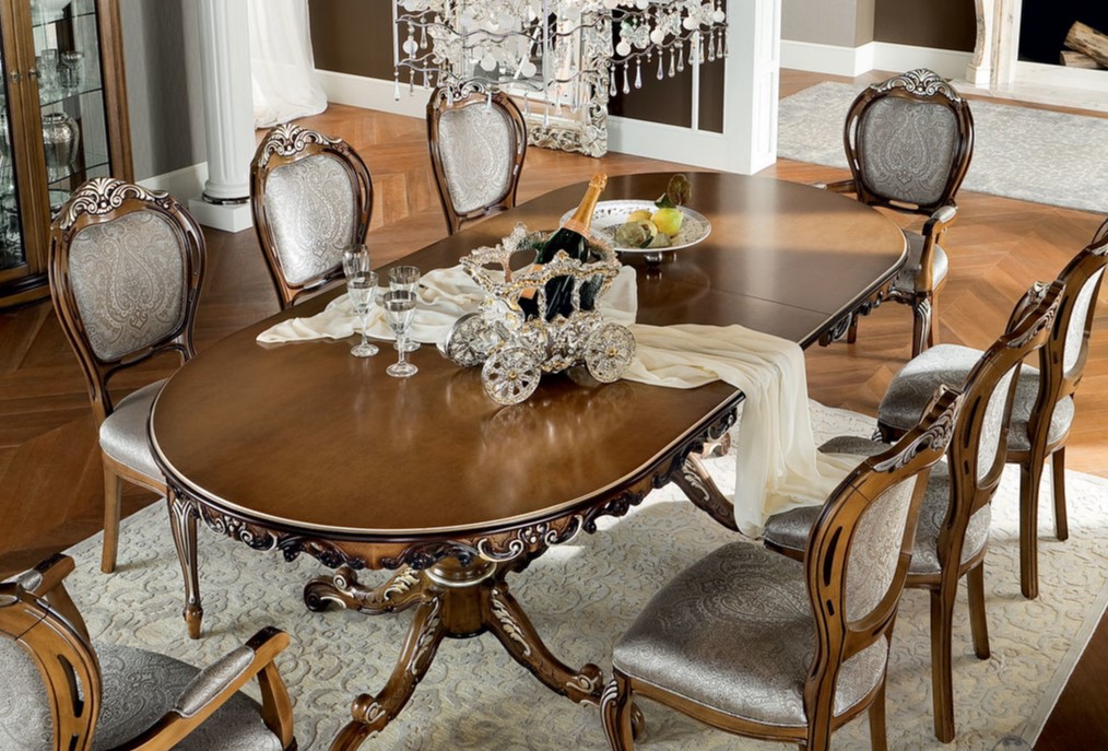 Роскошный интерьер столовой, оформленный в стиле рококо