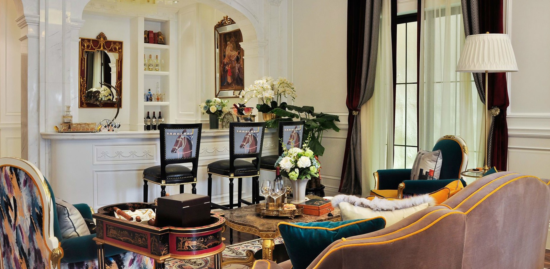 Мебель с золотым декором и изящными деталями прекрасно подойдет под стиль рококо