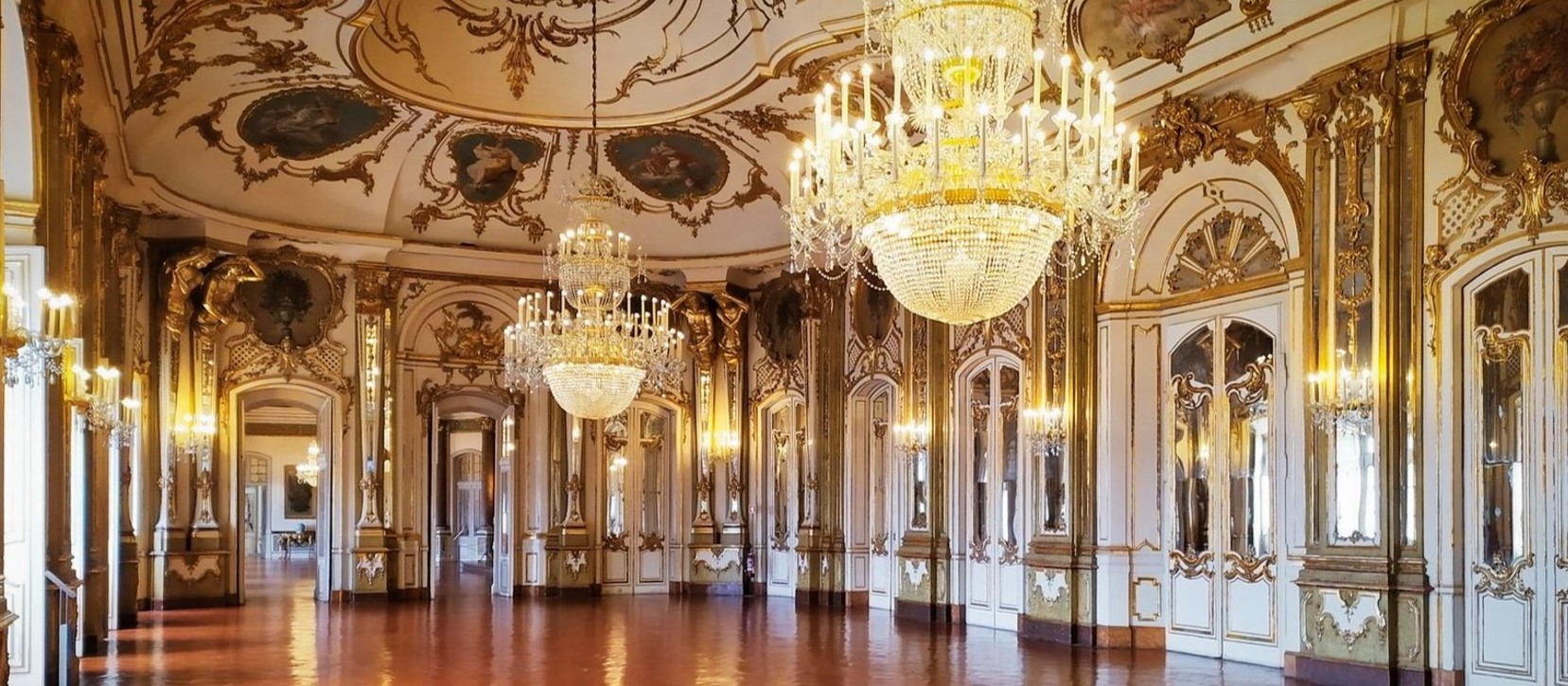 В интерьере используются роскошные люстры и золотые декоративные детали для украшения стен