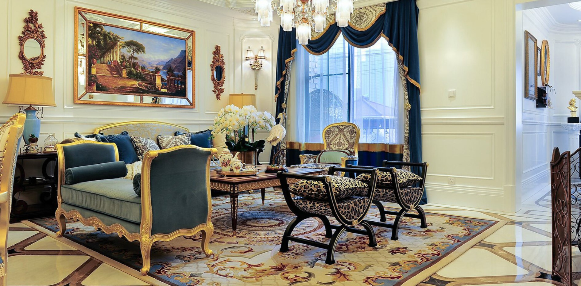 В дворцовом интерьере используются дорогие и качественные материалы, а также много роскошного декора