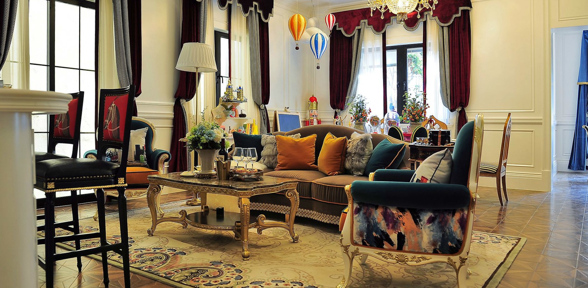 Мебель с позолоченными ножками и роскошные шторы позволят создать дворцовый интерьер в гостиной