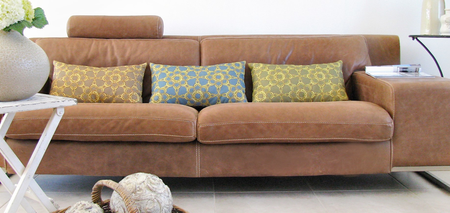 Кожаный диван отлично дополнить интерьер гостиной или офиса