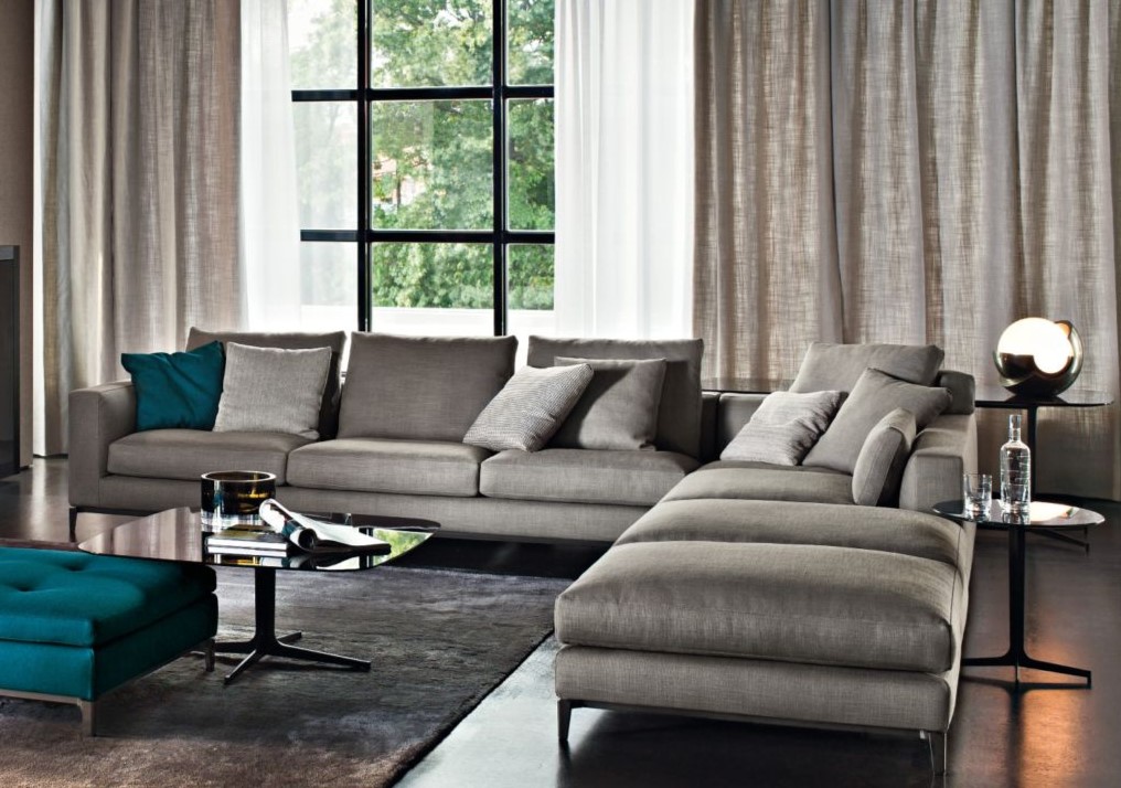 Серый диван отлично гармонирует со шторами в гостиной