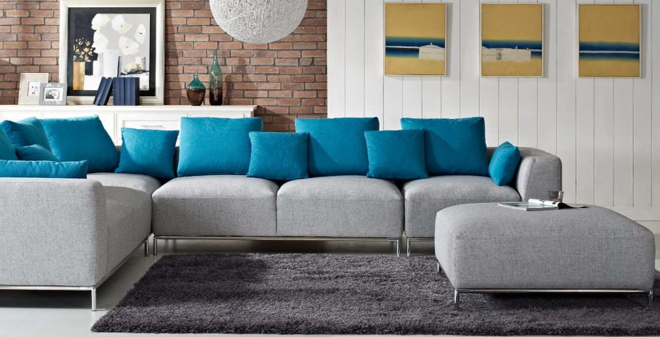 С серым диваном будут отлично сочетаться синие однотонные подушки