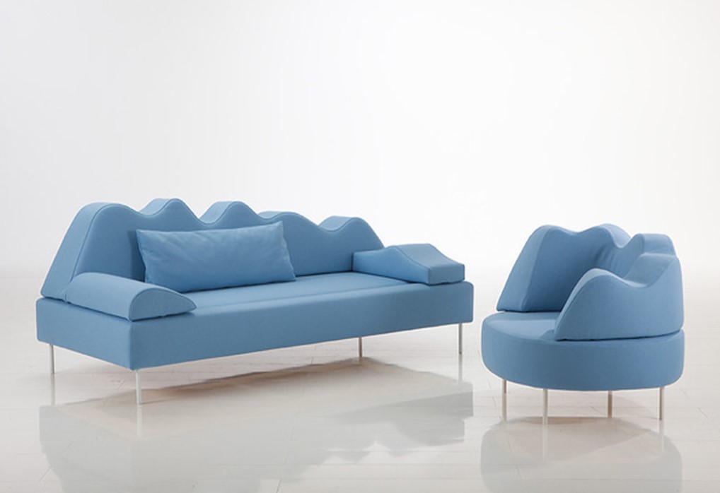 Светло-голубой диван необычной формы можно использовать в интерьере хай-тек