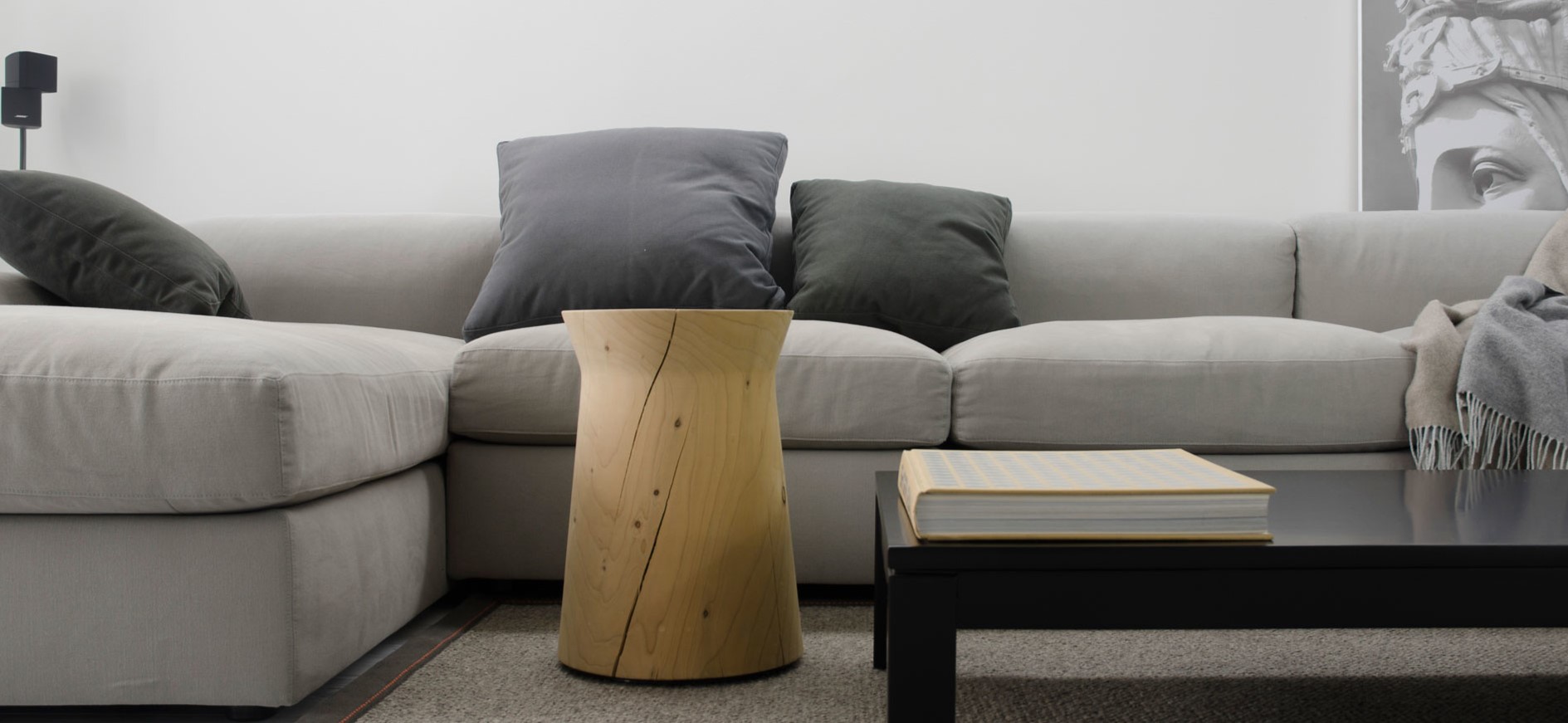 Серый диван можно использовать в интерьере минимализм или сканди