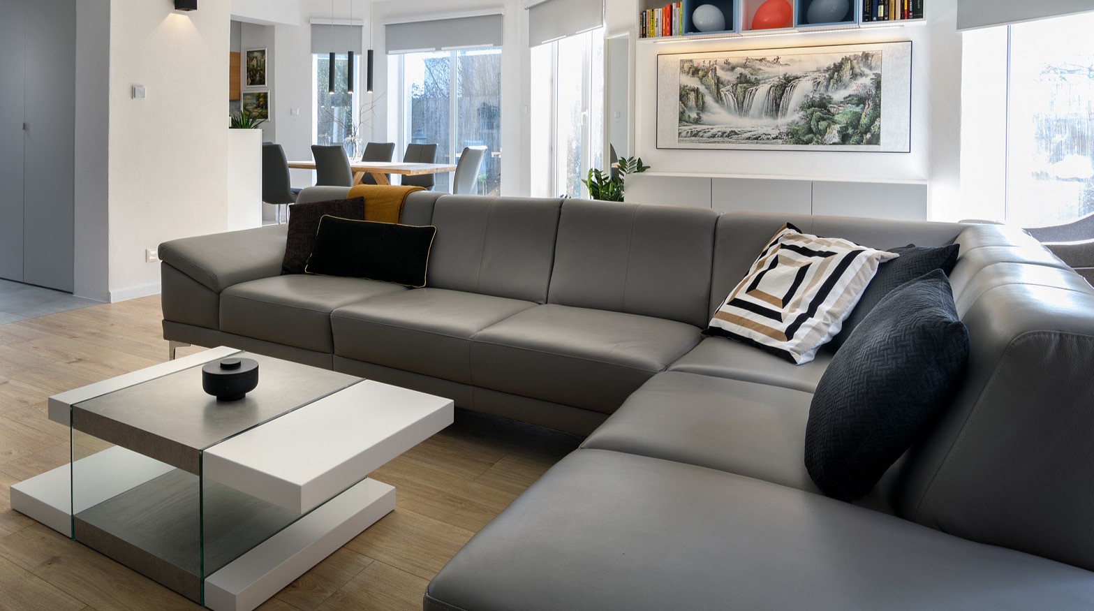 С помощью углового дивана можно зонировать большую гостиную в частном доме