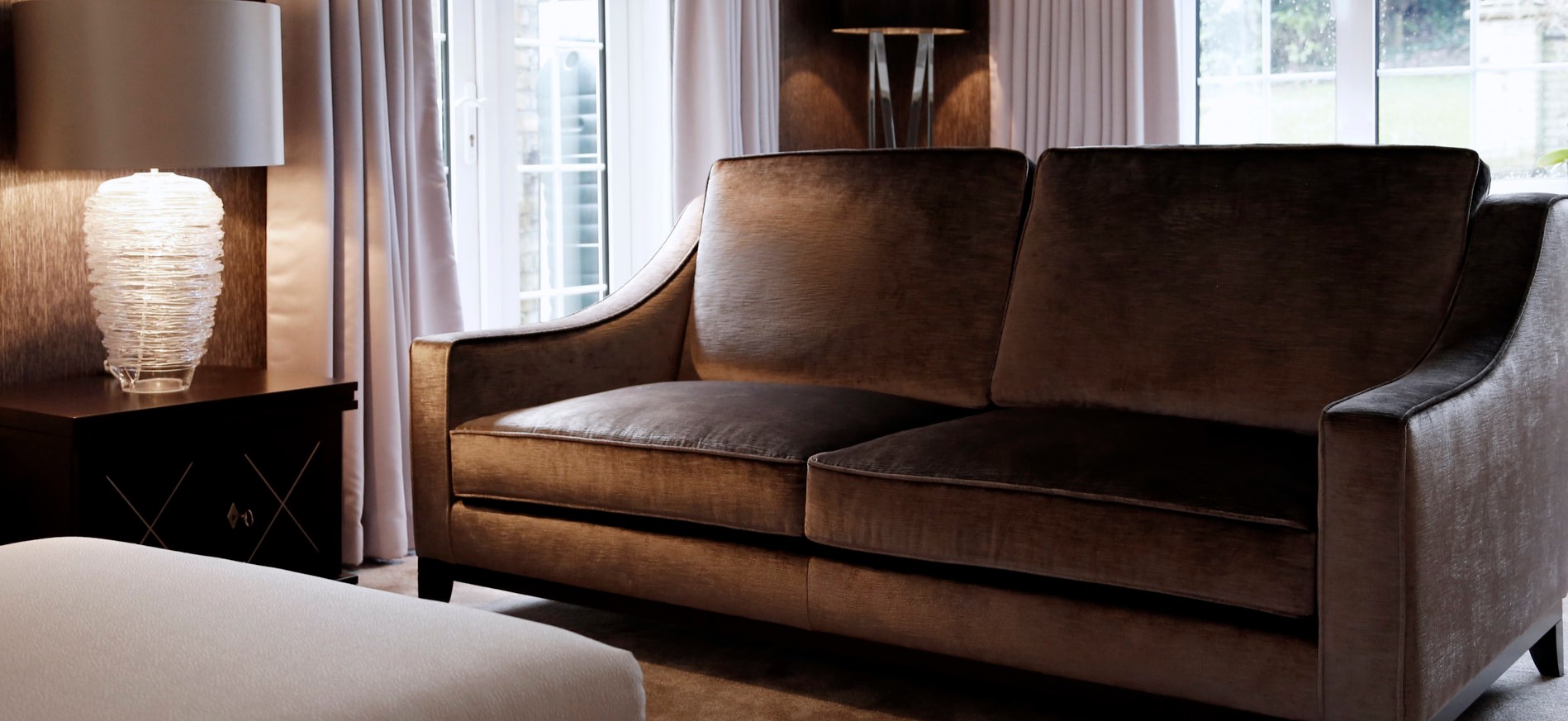 Коричневый диван отлично дополнит домашний кабинет или библиотеку