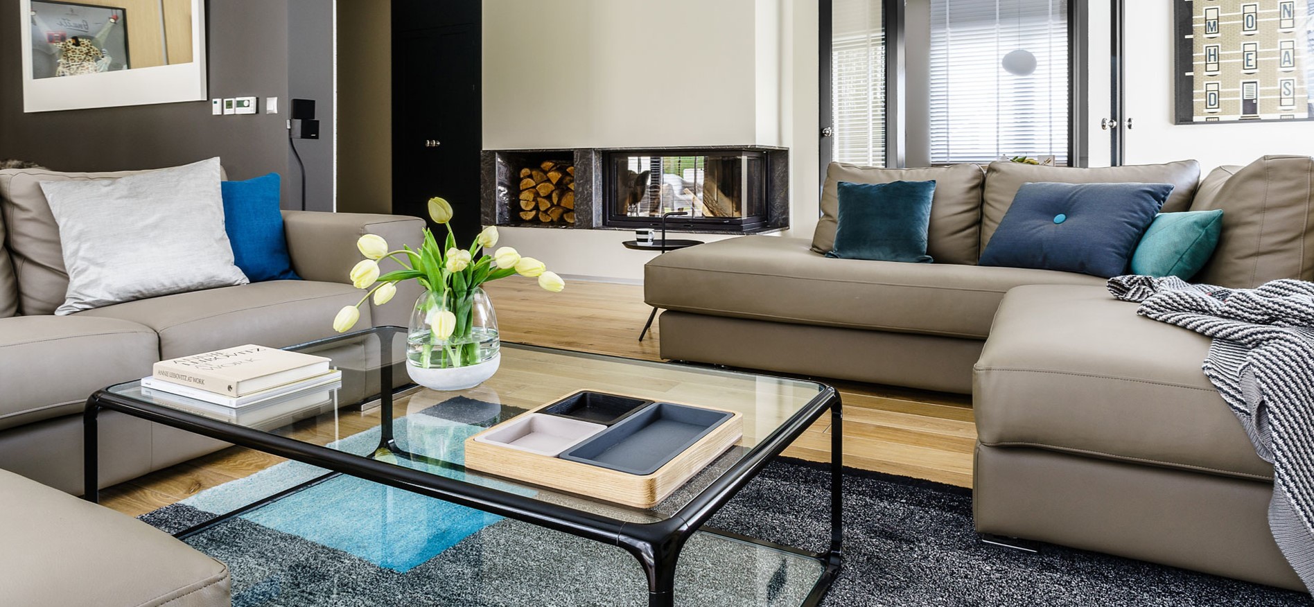 Кожаные диваны бежевого цвета позволяют создать уютную зону отдыха в гостиной