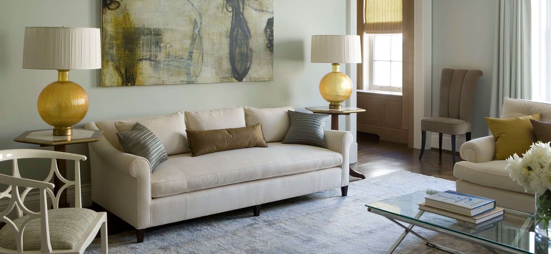Обивка дивана должна по цвету гармонировать с остальной мебелью в гостиной