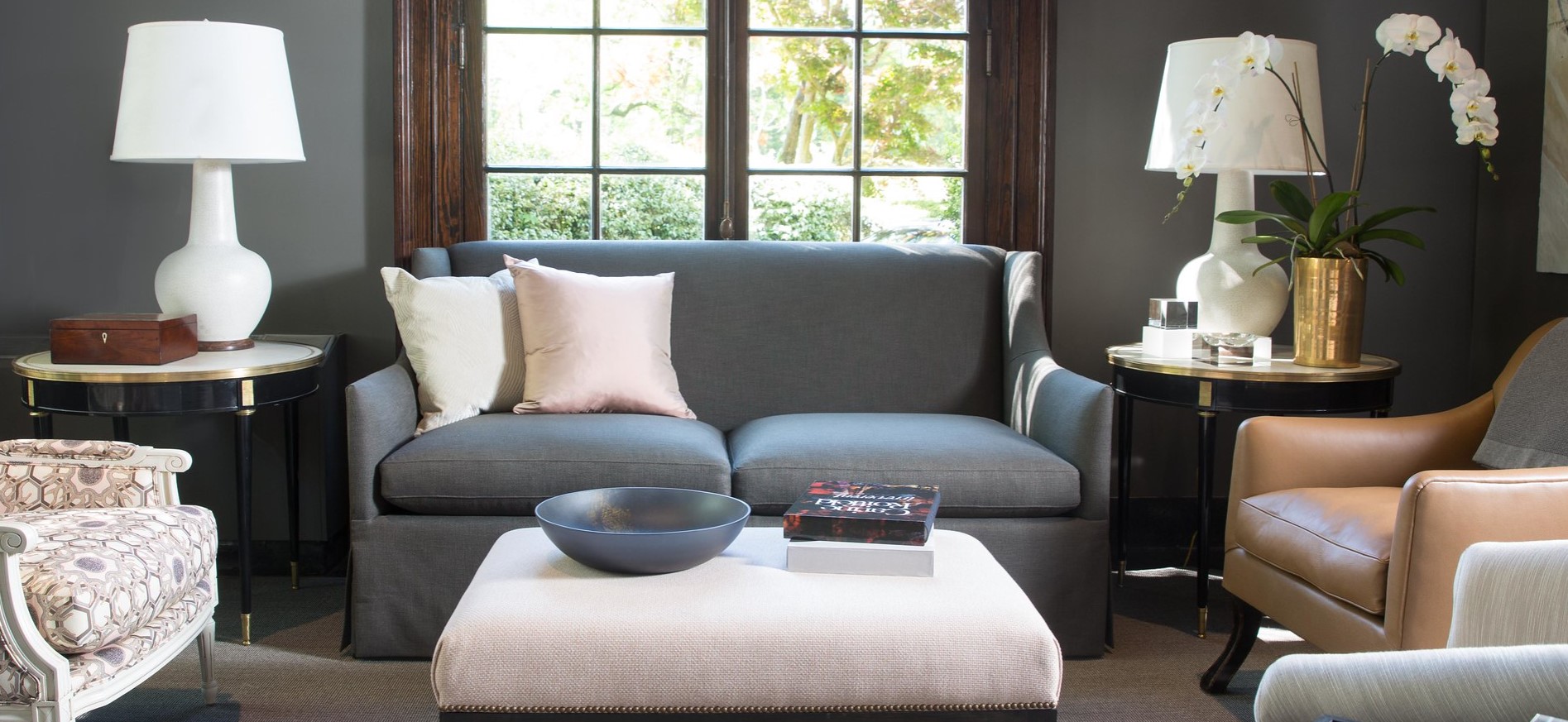 Небольшой диван можно поставить возле окна и дополнить его стильными креслами