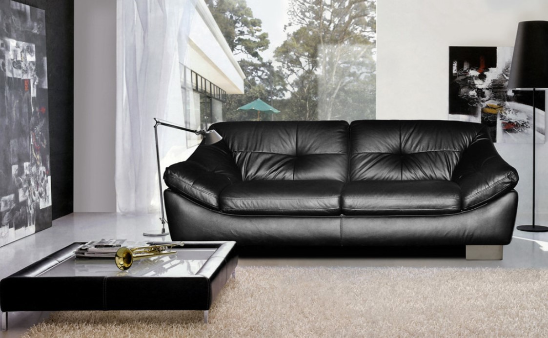Черный диван отлично гармонирует с другим интерьерным декором гостиной
