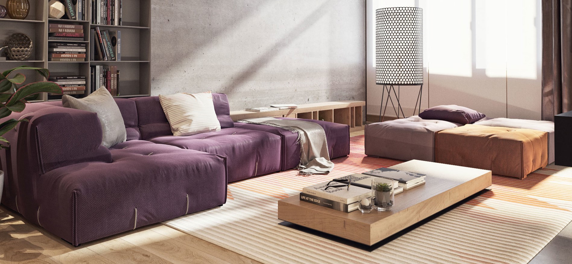 Фиолетовый диван можно дополнить бежевыми подушками и пледом