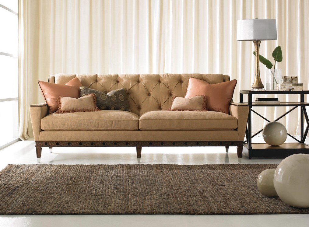 Бежевый диван идеально подойдет под современный интерьер гостиной