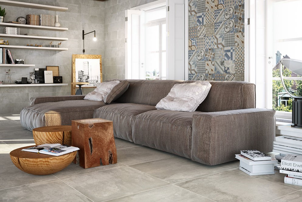 Коричневый диван будет хорошо гармонировать с деревянной мебелью в интерьере