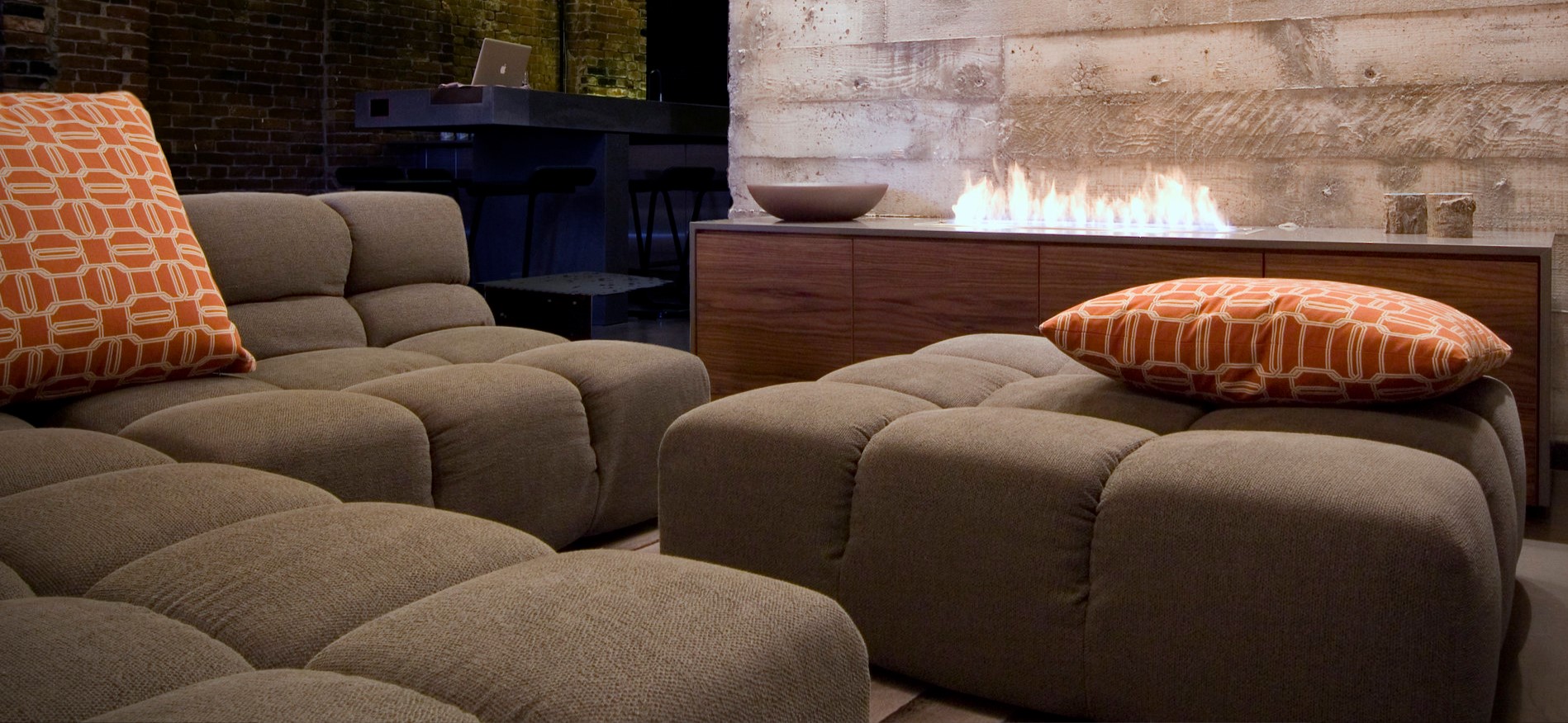 Угловой диван станет стильным интерьерным элементом современной гостиной