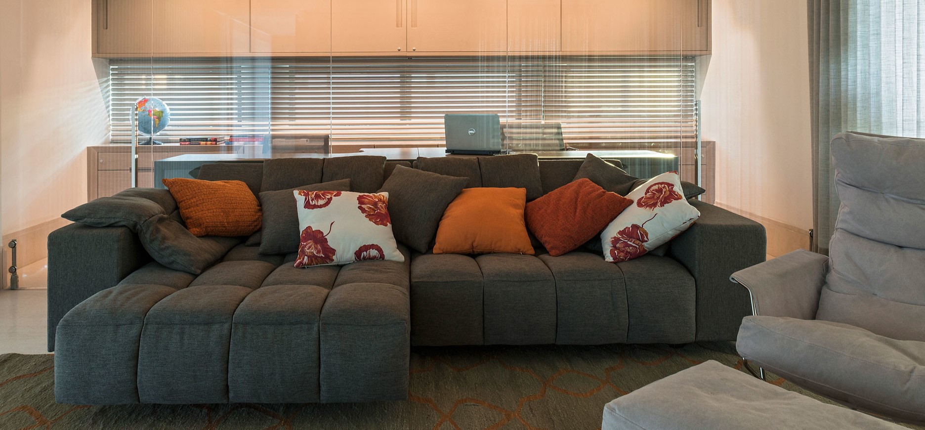 Модные модели диванов: функциональная и стильная мягкая мебель
