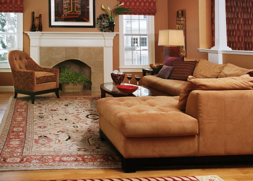 Подушки можно подобрать под цвет обивки дивана или использовать контрастные оттенки