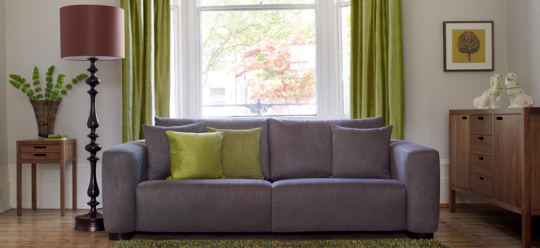Декоративные подушки на диване можно подобрать под цвет штор в гостиной