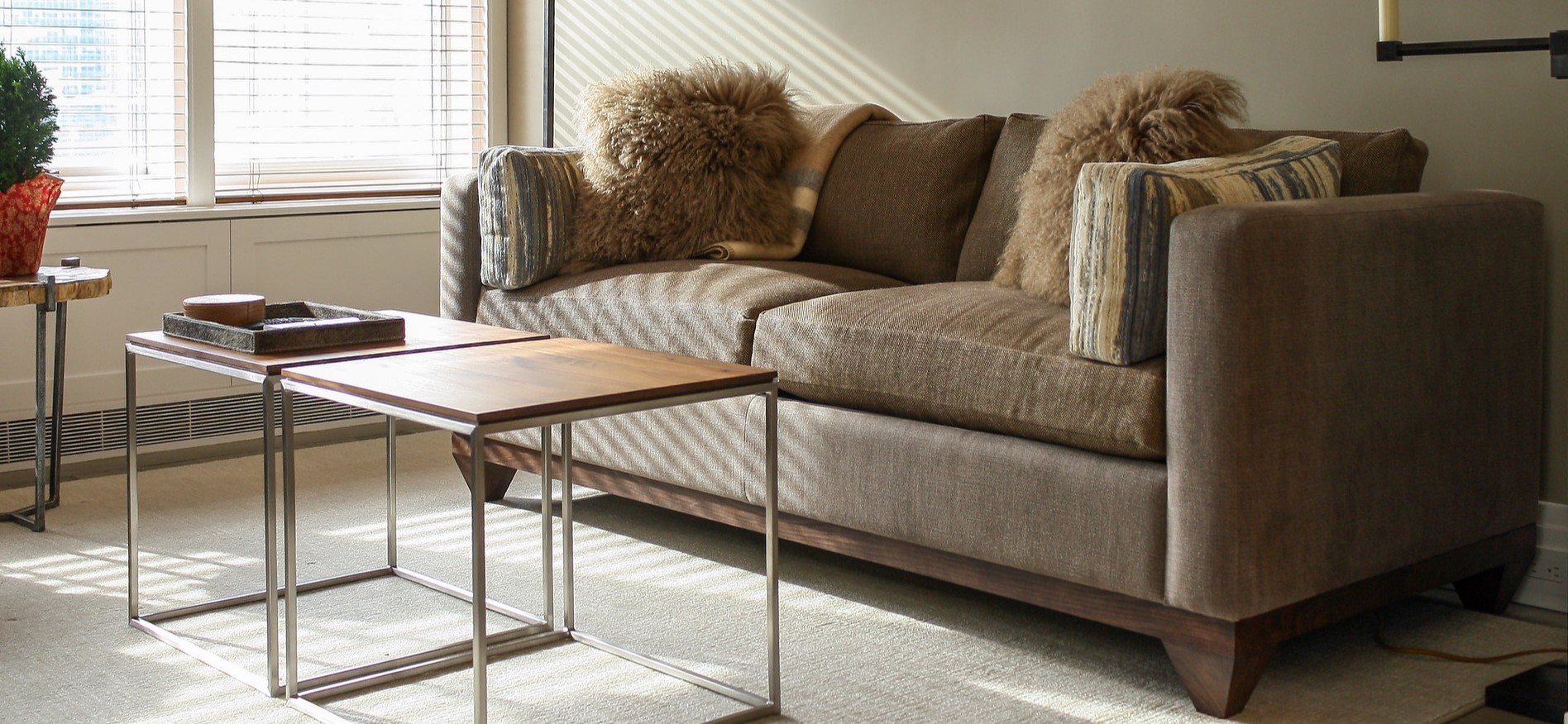 Коричневый диван с деревянным основанием подойдет для скандинавского интерьера