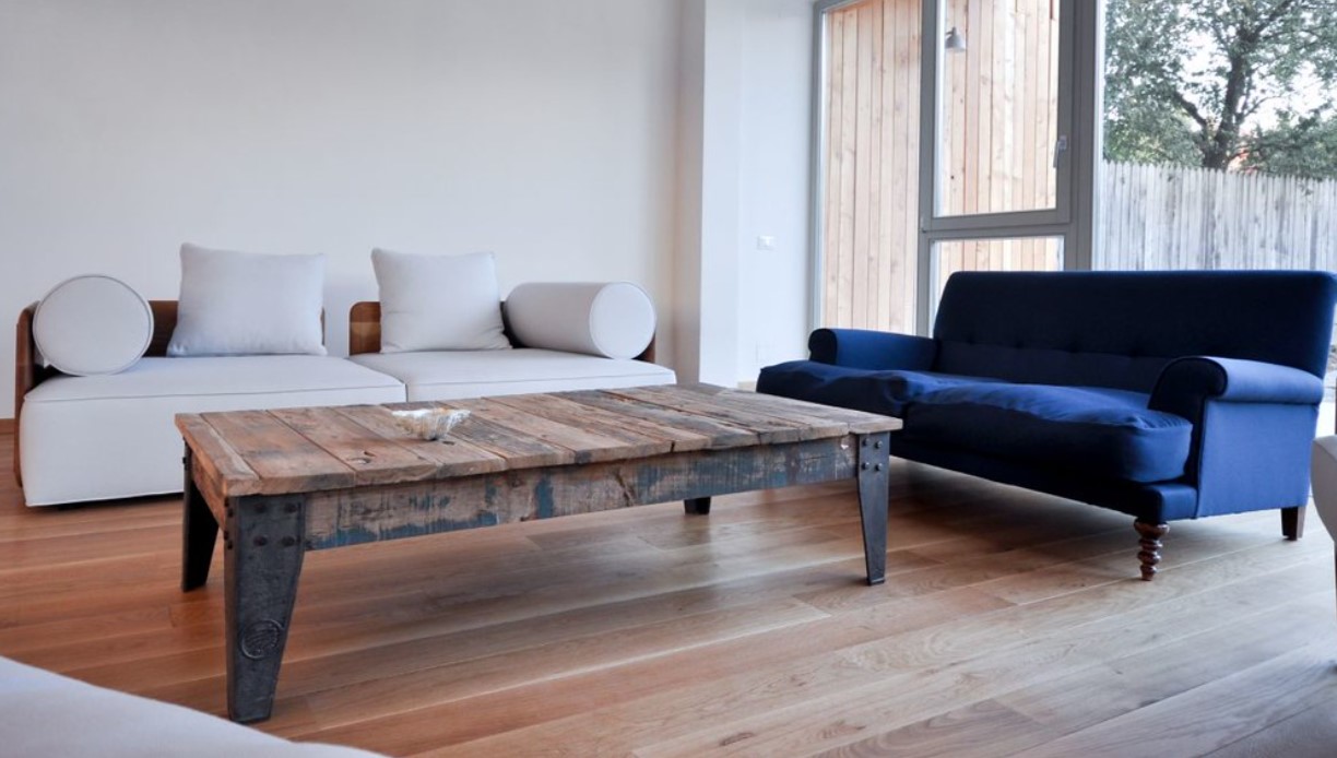Диван с деревянным основание является идеальным решением для современной гостиной