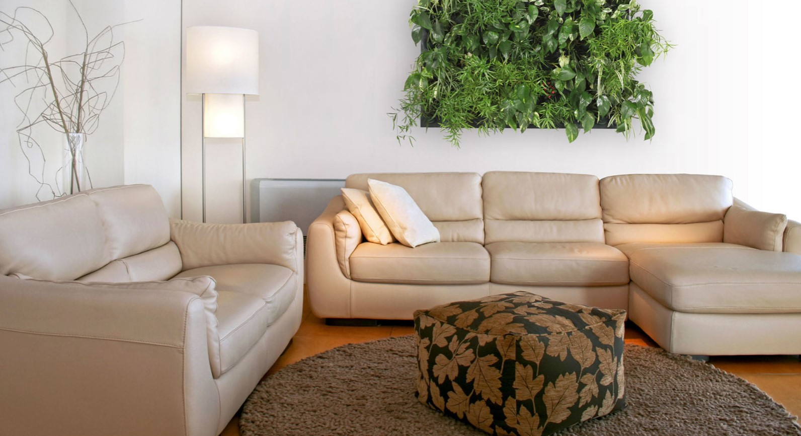 Бежевый кожаный диван в современном интерьере гостиной