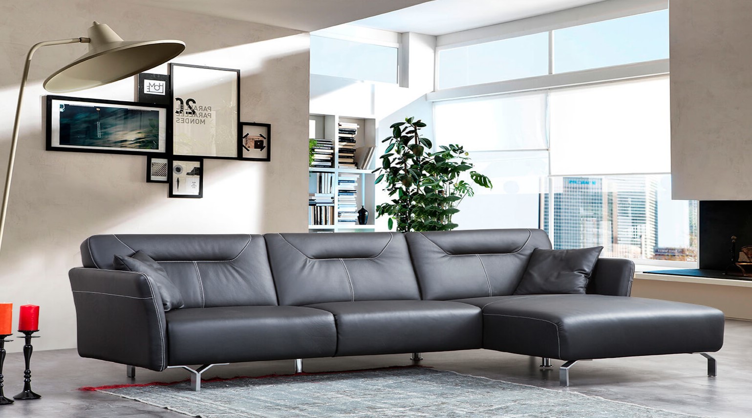 Черный кожаный диван с металлическими ножкам прекрасно дополнит интерьер в стиле минимализм