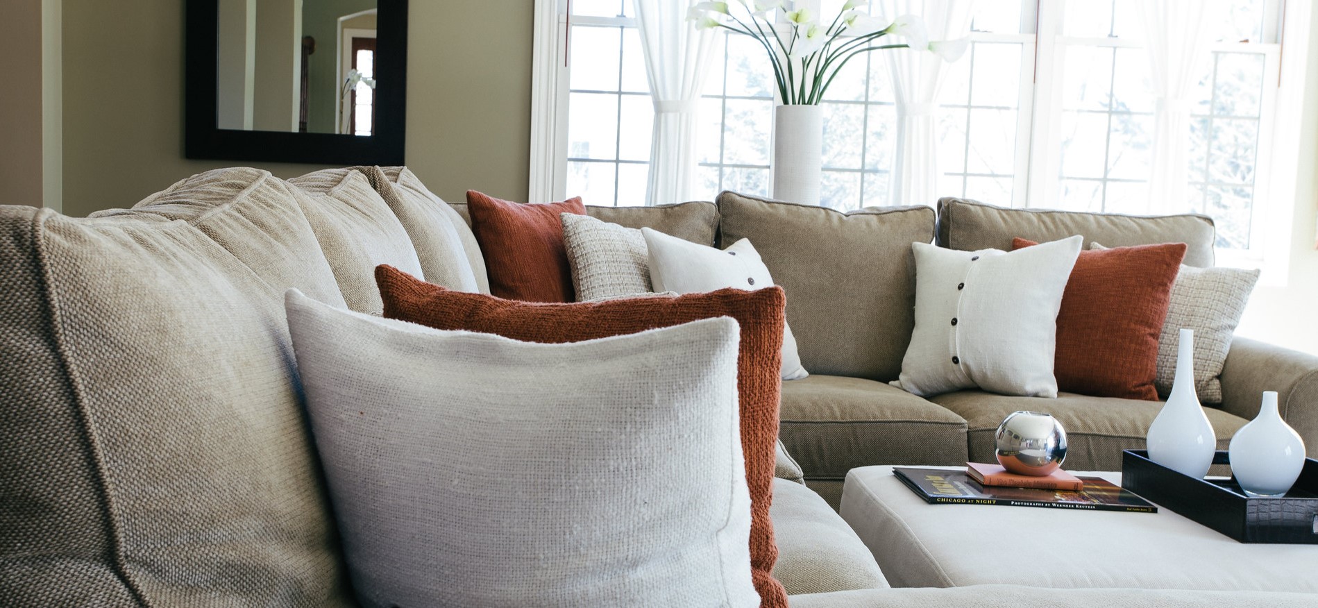 Бежевый диван является универсальным решением для современного интерьера