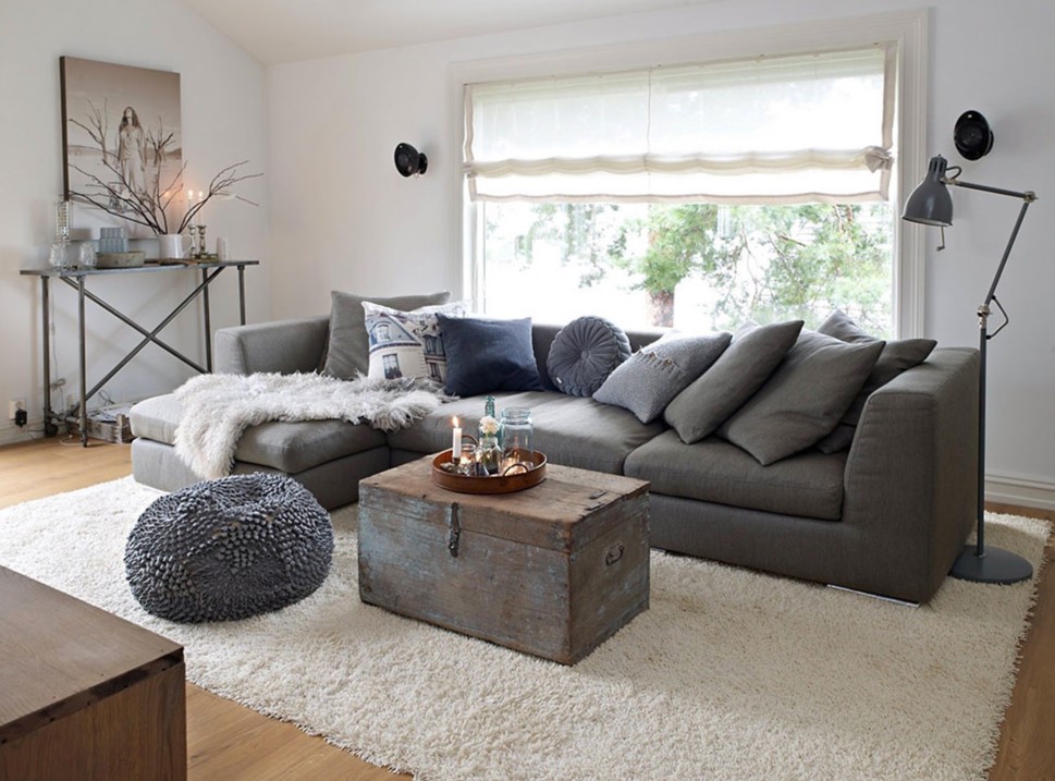 Темно-серый диван стильно смотрится в скандинавском интерьере