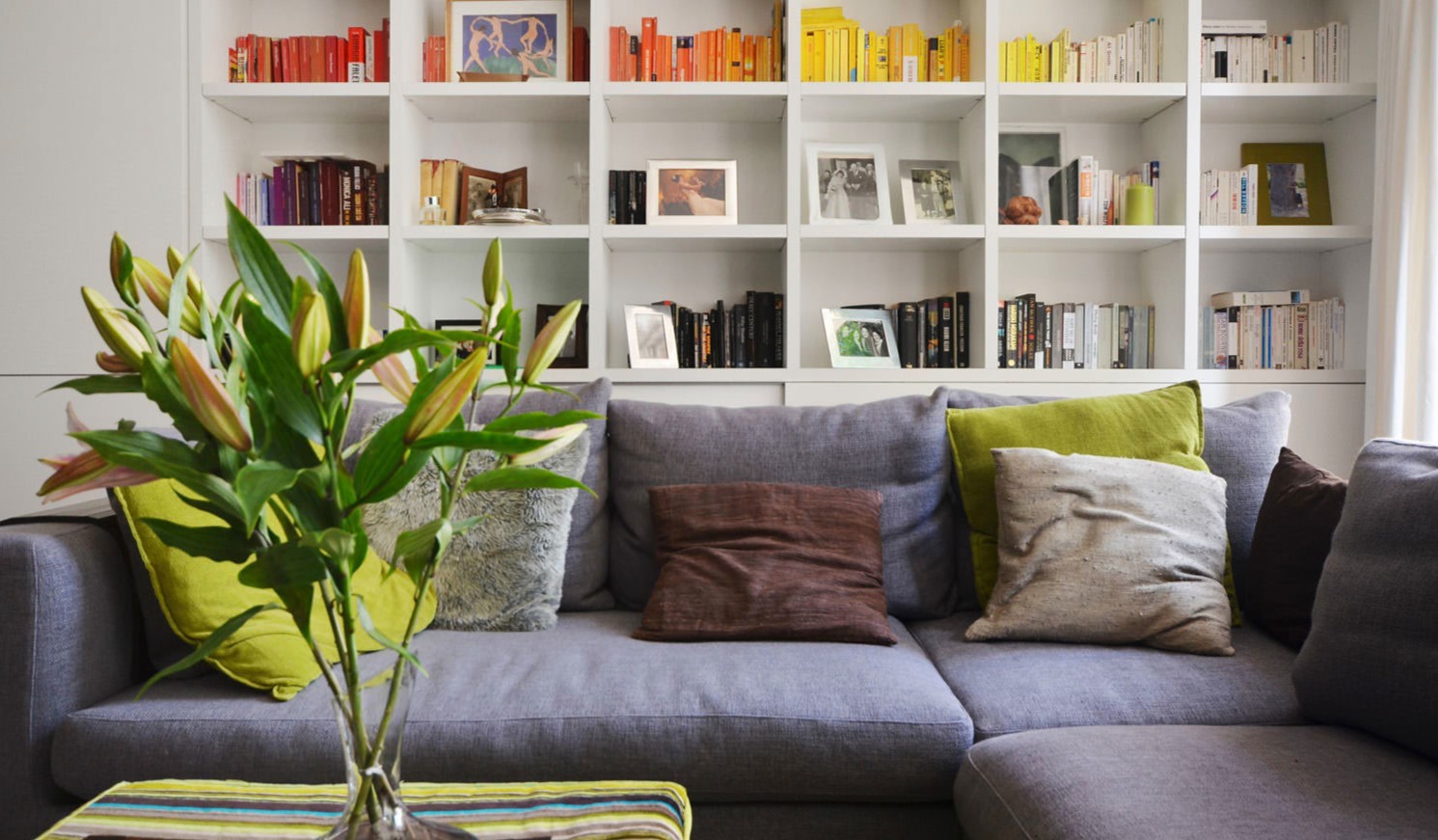 Угловой диван можно поставить в гостиной, спальне или домашней библиотеке