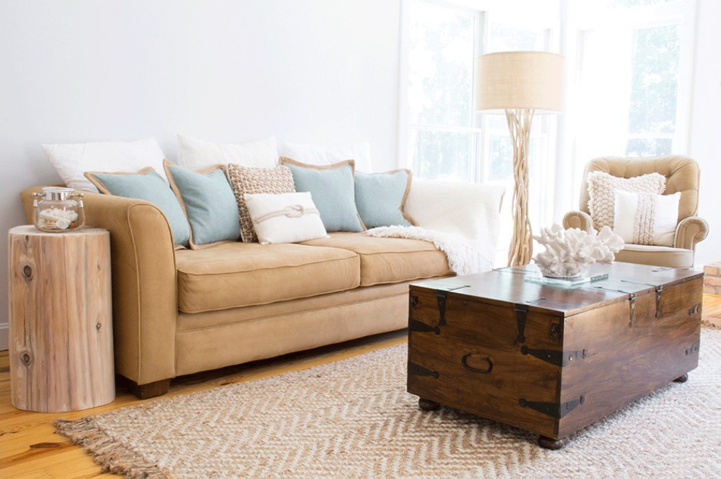 Под цвет дивана можно подобрать кресло, оригинальный торшер или тумбочку