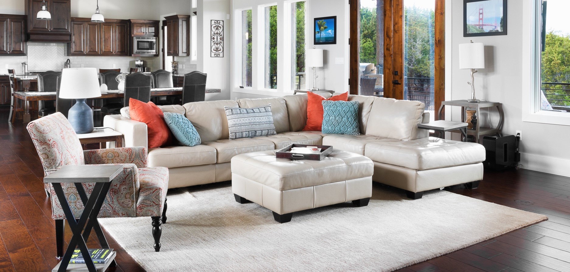 Рекомендуется выбирать диван с кожаной обивкой для классического интерьера