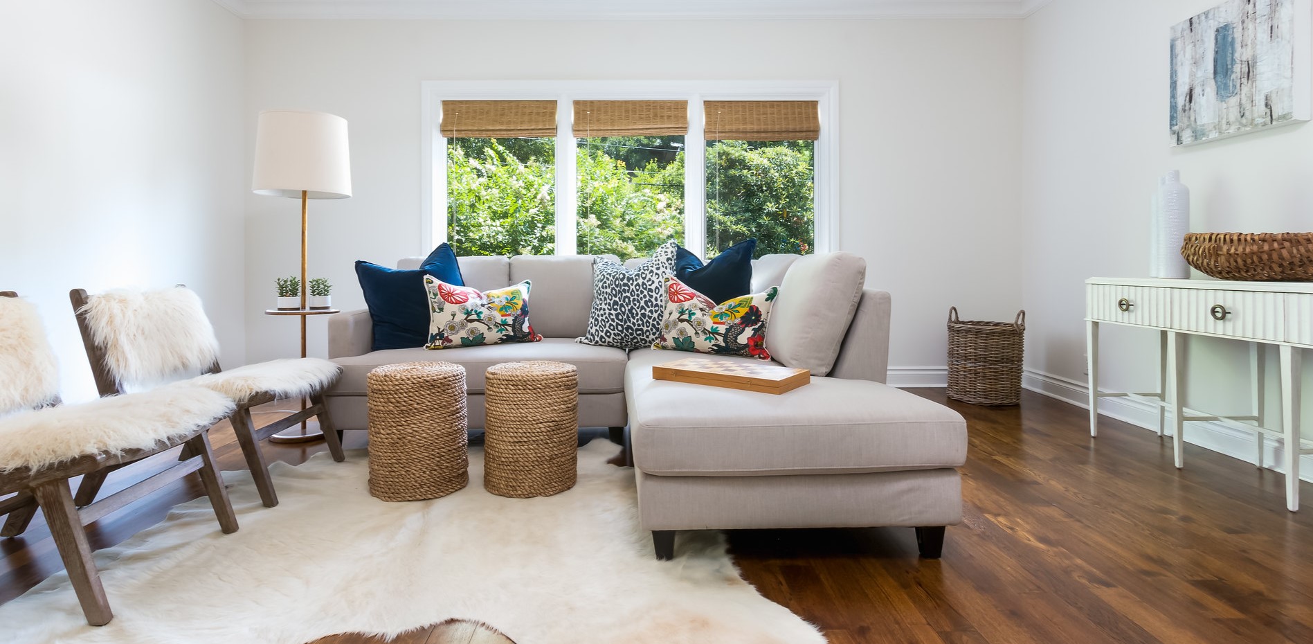 Угловой диван является удачным решением для современной квартиры-студии