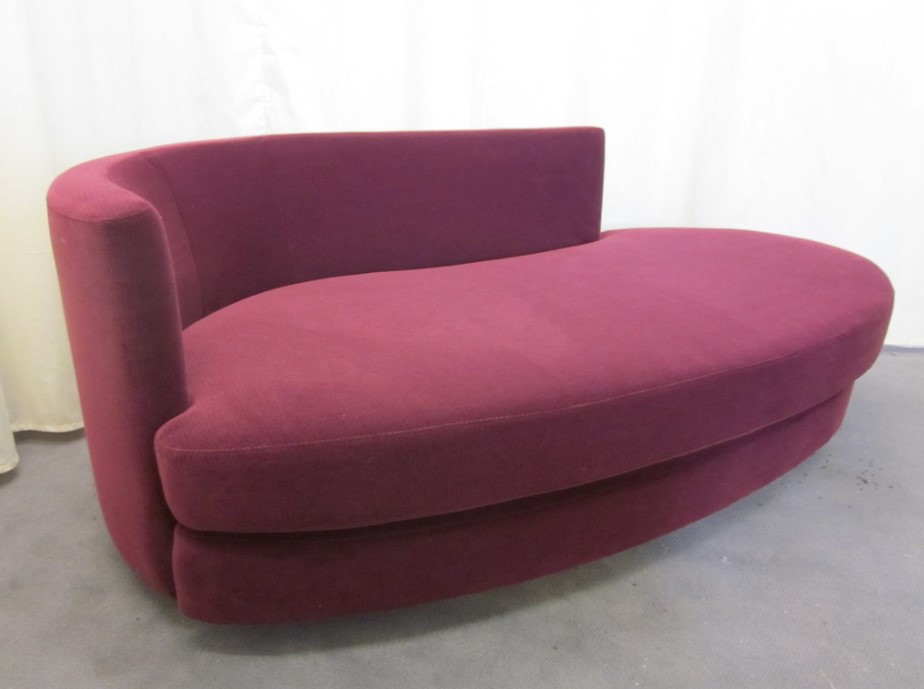 Стильный лиловый диван можно использовать в качестве интерьерного акцента