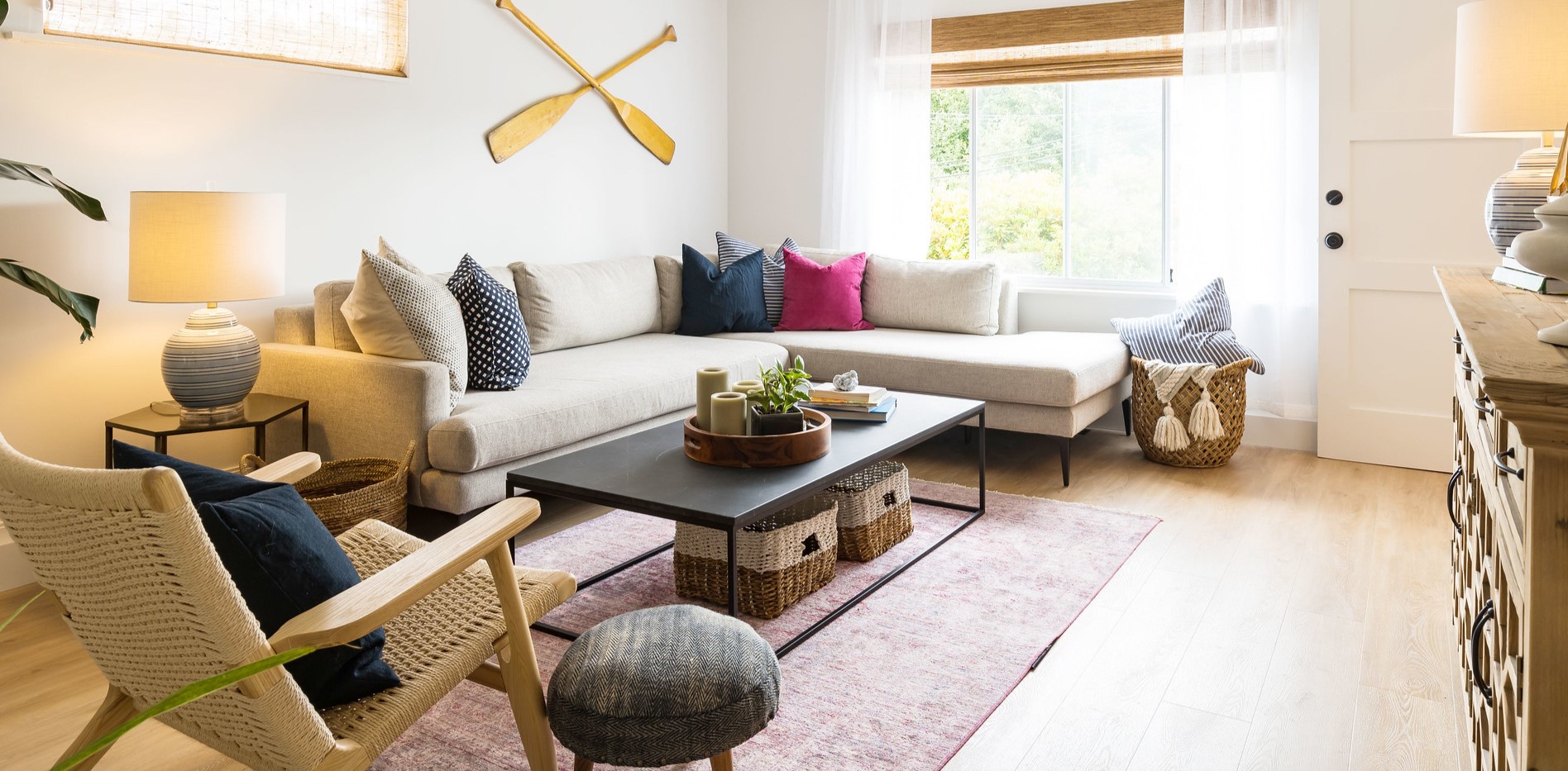 Бежевый угловой диван отлично сочетается с другими интерьерными элементами гостиной