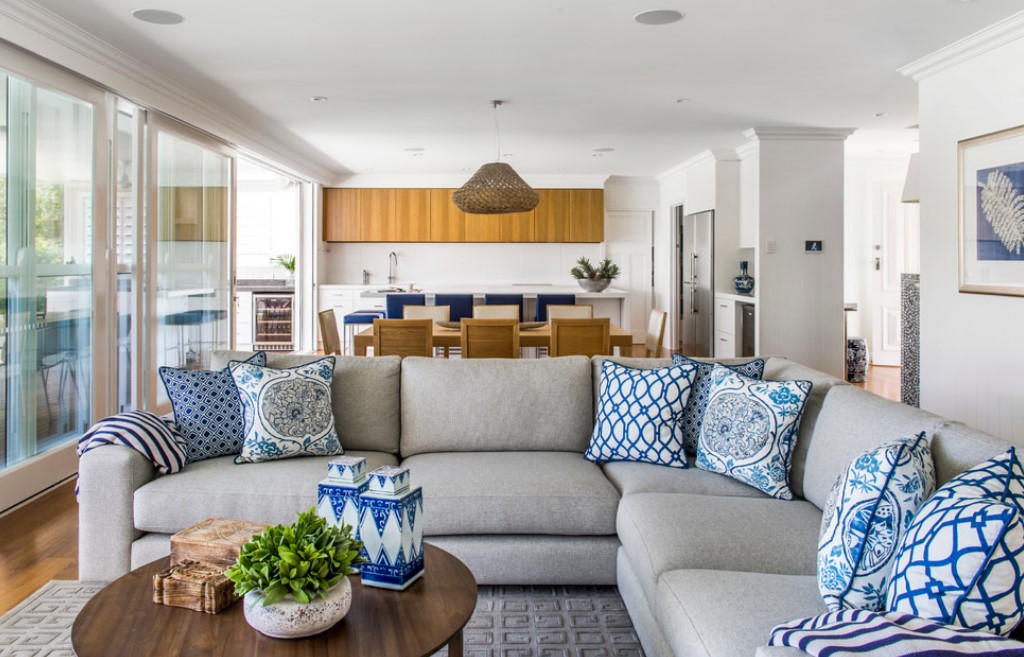 Подушки с синим орнаментом прекрасно дополняют серый современный диван