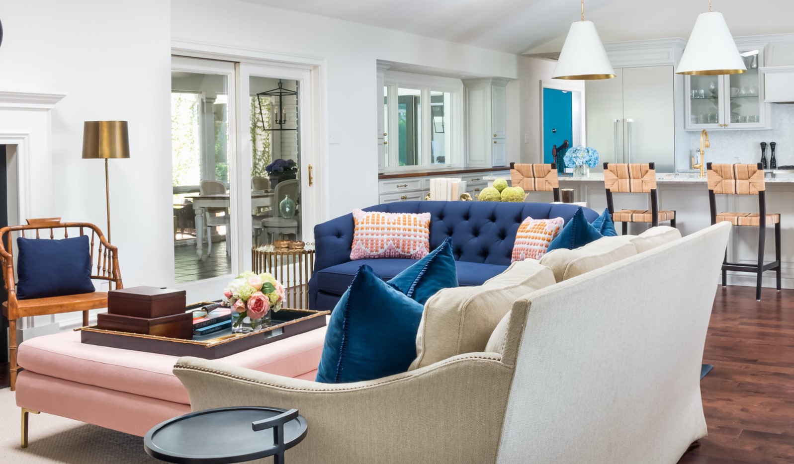 Комбинация синего и бежевого дивана является смелым интерьерным решением