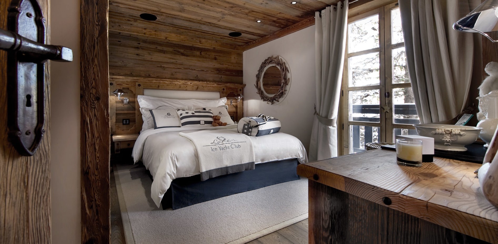 Кровать с деревянным изголовьем будет гармонично смотреться в загородном доме