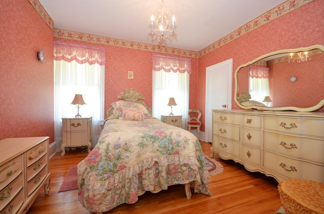 Сочетание розового и зеленого цвета в интерьере спальни