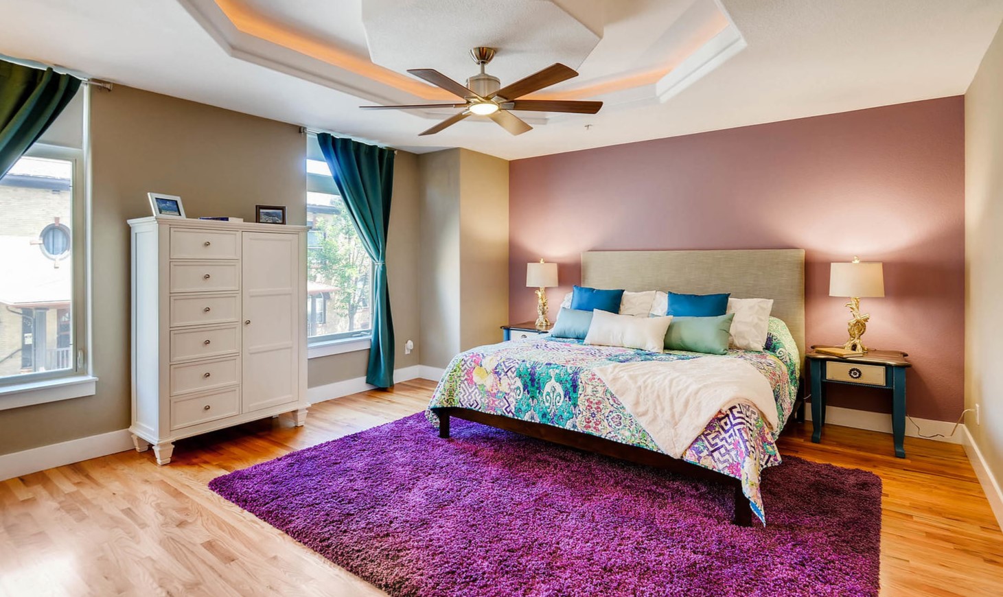 Сочетание серого и пурпурного цвета в интерьере спальни
