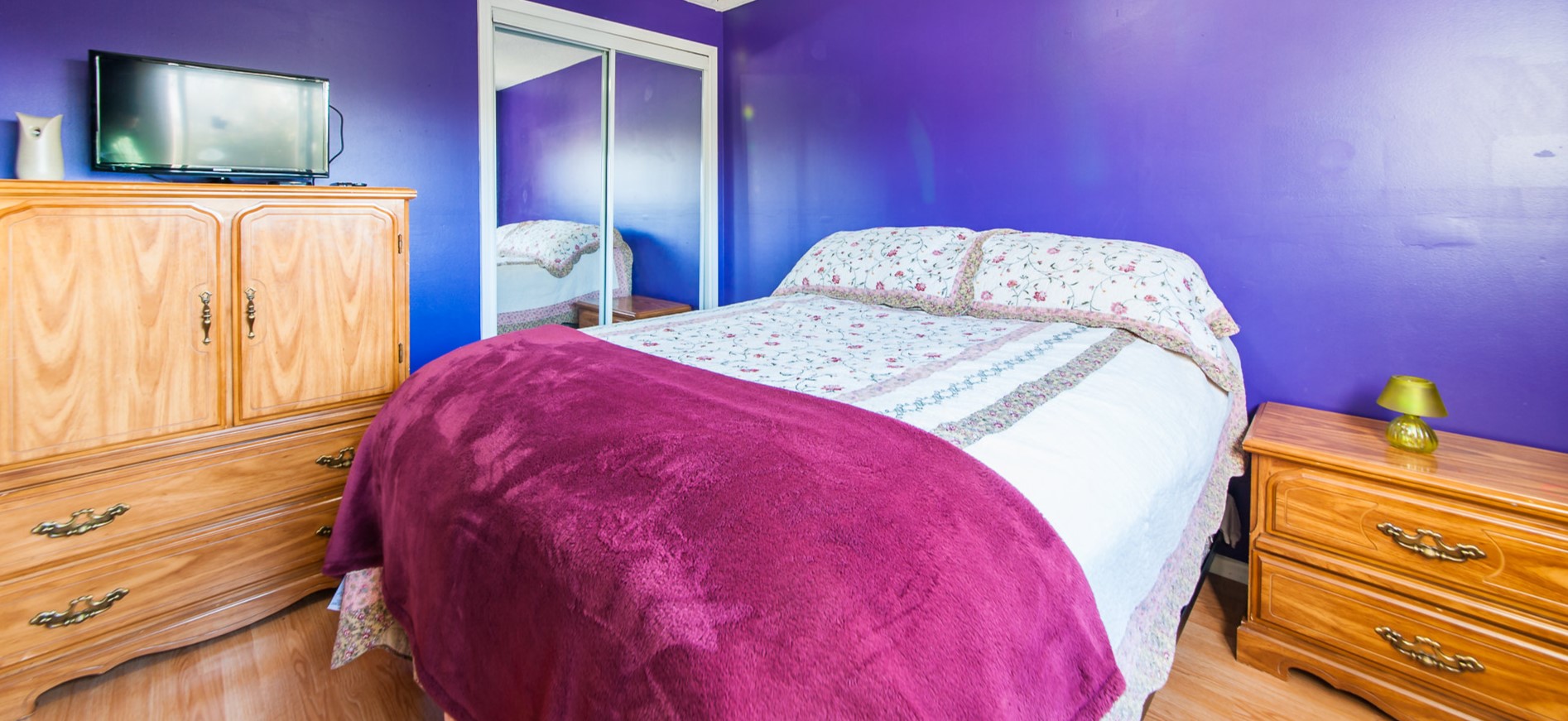 Комбинация синего и фиолетового в спальне
